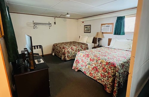 Onalaska Casa | Overlooking Lake Onalaska -- 3 full beds + bath in nostalgic motel