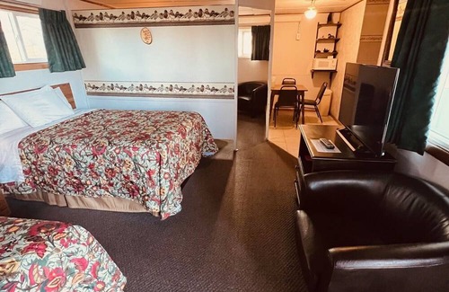 Onalaska Casa | Overlooking Lake Onalaska -- 3 full beds + bath in nostalgic motel
