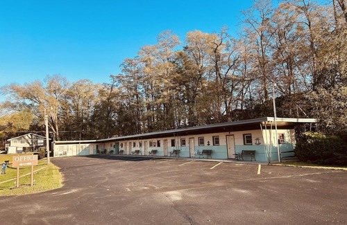 Onalaska Casa | Overlooking Lake Onalaska -- 3 full beds + bath in nostalgic motel
