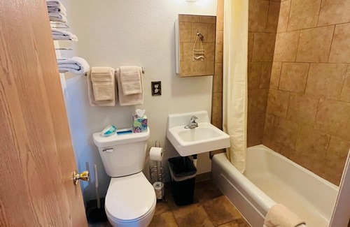La Crosse Casa | Overlooking Lake Onalaska -- 2 full beds + bath in nostalgic motel