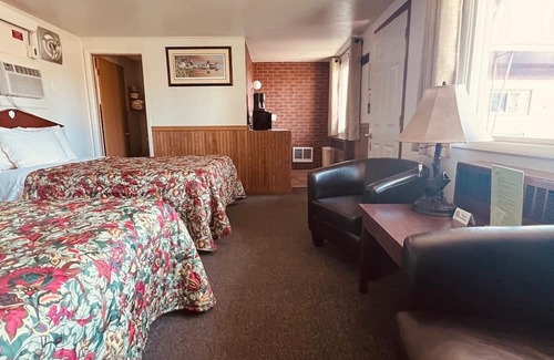 La Crosse Casa | Overlooking Lake Onalaska -- 2 full beds + bath in nostalgic motel
