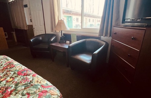 La Crosse Casa | Overlooking Lake Onalaska -- 2 full beds + bath in nostalgic motel