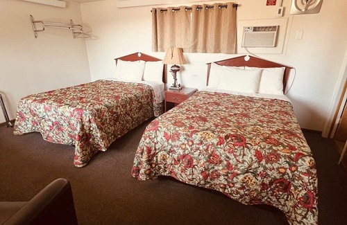 La Crosse Casa | Overlooking Lake Onalaska -- 2 full beds + bath in nostalgic motel
