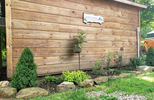 Blissfield Cabina | The Shanty: Lacy Rustic Vintage Sweet Cabin for 2