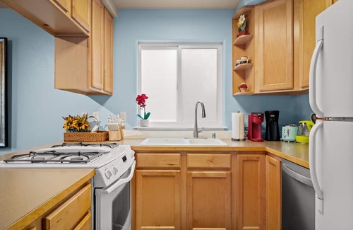 Olympia Casa | Heart of Olympia, 3beds 2.5 bath, Private House, Fenced deck and backyard