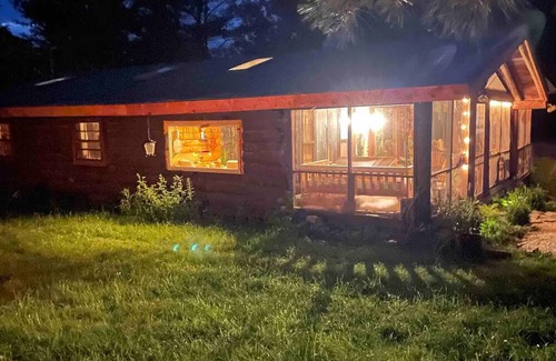 Phoenicia Cabina | The Highview, A Catskills Log Cabin