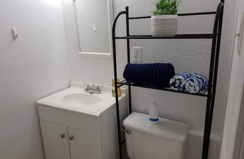 Brookhollow Apartamento | Studio Apartment Close to Galleria