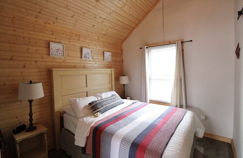 Lenoir City Cabina | Cozy Classy Cabin - pet friendly! Only 1 minute from Lenoir City's main street