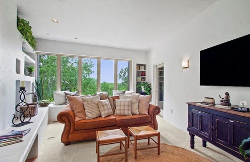 Tipp City Complejo | Harmony Farm Modern Loft Nature Retreat. Waterfront views w/ resort amenities!