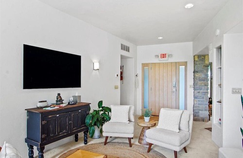 Tipp City Complejo | Harmony Farm Modern Loft Nature Retreat. Waterfront views w/ resort amenities!
