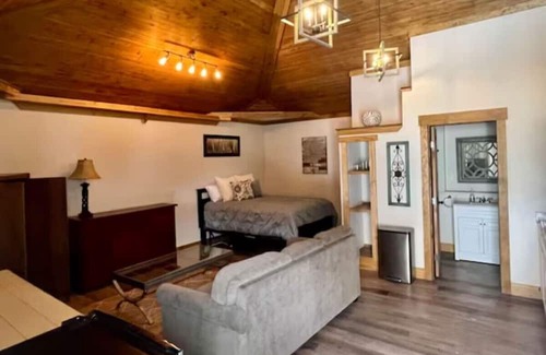Nampa Casa | Rustic Room Guest House near NNU