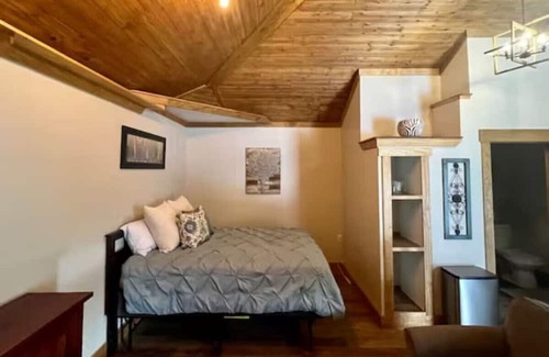 Nampa Casa | Rustic Room Guest House near NNU