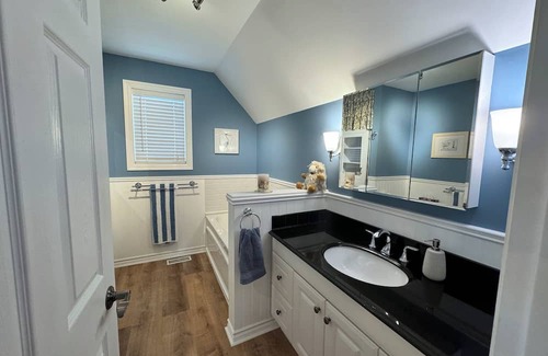 Southampton Cabaña | The Beach House Southampton - Quiet Cottage Steps from the Beach at Lake Huron!