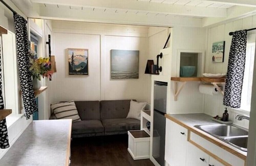 Courtenay Casa | Sweet Tiny Home on Blueberry Farm close to Ocean