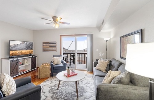 Morgantown Casa | Updated-100Mbps-Smart TV-3 TVs-Full Kitchen-W/D