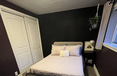 Lower Avenues Condominio | Cozy Room in the SLC Avenues with Two Cats