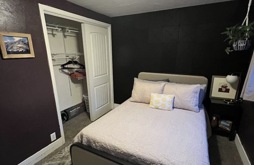 Lower Avenues Condominio | Cozy Room in the SLC Avenues with Two Cats