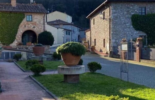 Montemurlo Villa | Stunning villa for 5 people with hot tub, WIFI, TV, pets allowed, panoramic view and parking