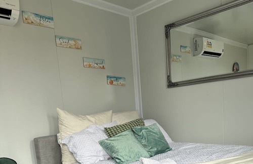 Monterey Casa | Beach Serenity 1- Close to the beach and public transport only 20mins from city