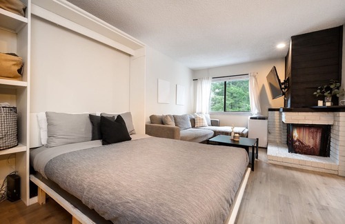 Whistler Creekside Condominio | *Creekside Oasis* 4 Bed w Pool & Hottub
