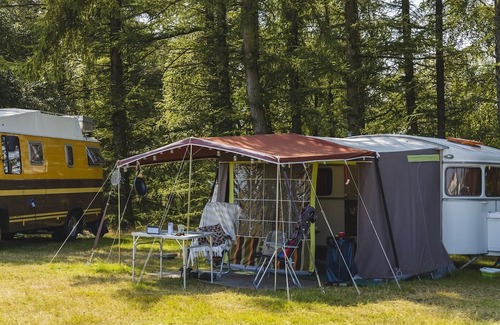 Wilsum Alquiler De RV | In the morning you wake up to the chirping birds and the sun's rays invite you to come outside. Become one with nature and come and enjoy a relaxed and wonderful holiday!