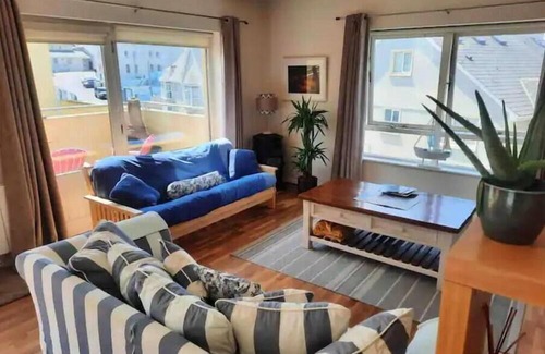 Lahinch Apartamento | Loft Apartment with private south facing terrace in centre of Lahinch.