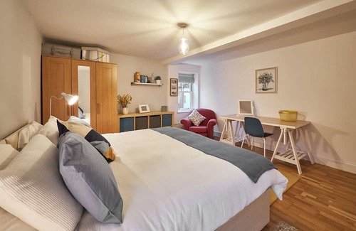 Sutton-in-Ashfield Casa | Host & Stay | The Willows