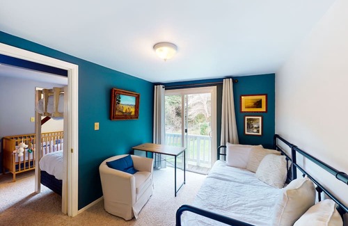 Port Orford Casa | Charming two-story home near the ocean with deck, patio, balcony, & streaming