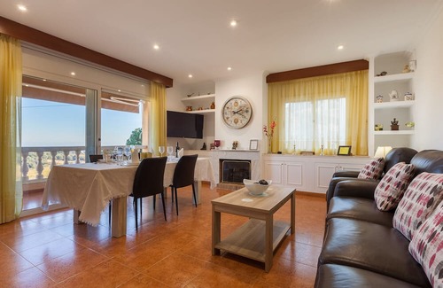 Sant Cebria de Vallalta Casa | Holiday Home 'Villa Sol' with Sea View, Private Pool and Wi-Fi