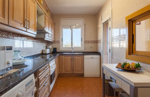 Sant Cebria de Vallalta Casa | Holiday Home 'Villa Sol' with Sea View, Private Pool and Wi-Fi