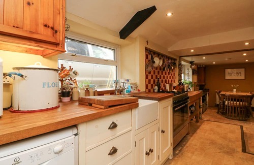 Petrockstowe Casa | HALLWOOD, pet friendly, with open fire in Hatherleigh