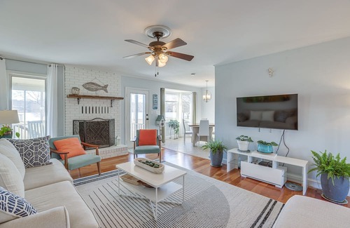 Wilsonville Casa | Riverfront Wilsonville Home w/ Dock & Fire Pit!