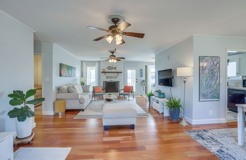 Wilsonville Casa | Riverfront Wilsonville Home w/ Dock & Fire Pit!
