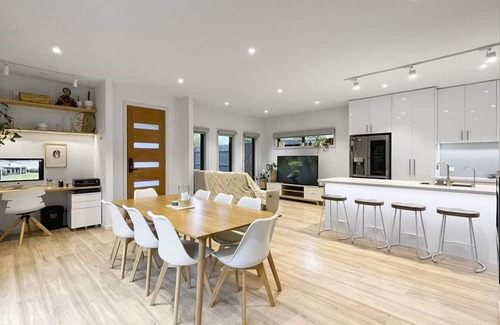 Frankston Casa | An Entire Modern Townhouse on Spray close to Beach & Amenities