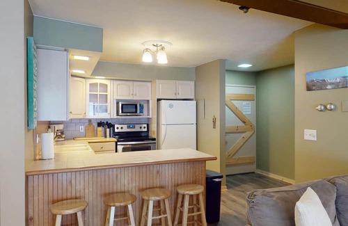 Mendon Condominio | Gateway Comfort - 2 BR Rustic Condo in Mendon