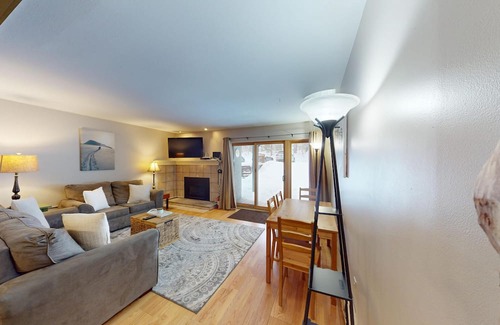 Mendon Condominio | Gateway Comfort - 2 BR Rustic Condo in Mendon
