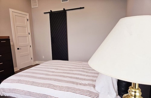 Point Venture Apartamento | 3BR/2BA Upper-Level Retreat. Lakeview. Community beach access.