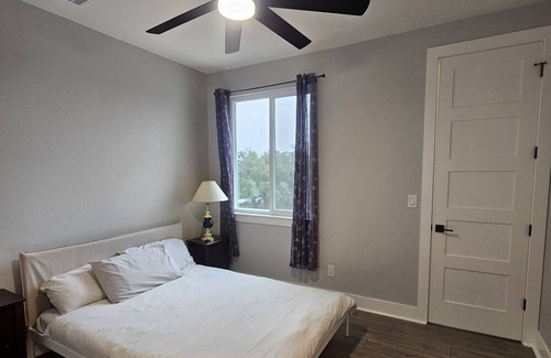 Point Venture Apartamento | 3BR/2BA Upper-Level Retreat. Lakeview. Community beach access.