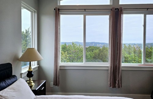 Point Venture Apartamento | 3BR/2BA Upper-Level Retreat. Lakeview. Community beach access.