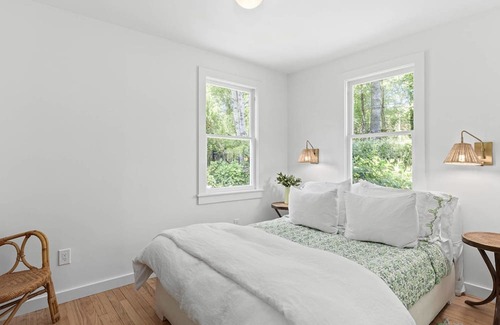 Springs Cabaña | Cheerful cottage walking distance from Louse Point!