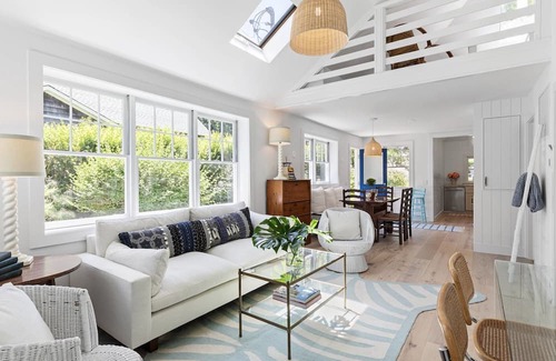Springs Cabaña | Cheerful cottage walking distance from Louse Point!