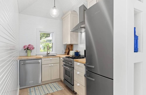 Springs Cabaña | Cheerful cottage walking distance from Louse Point!