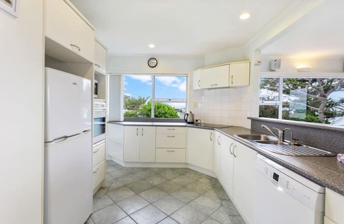 Tindalls Beach Casa | Harbour Retreat with sea views and BBQ