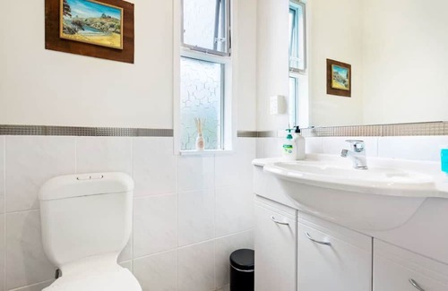 Tindalls Beach Casa | Harbour Retreat with sea views and BBQ