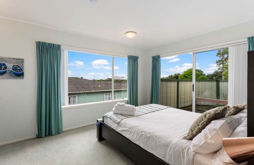 Tindalls Beach Casa | Harbour Retreat with sea views and BBQ