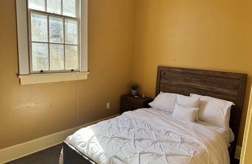McDonough Casa | Walking distance from ferry which brings you to downtown!