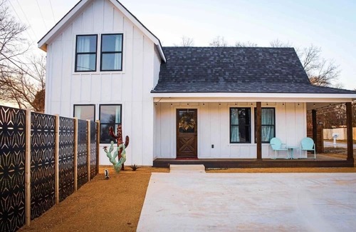 Saint Jo Casa | Let Go in Saint Jo! A modern barn house