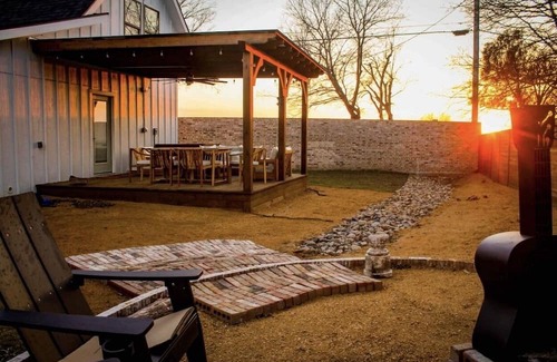 Saint Jo Casa | Let Go in Saint Jo! A modern barn house