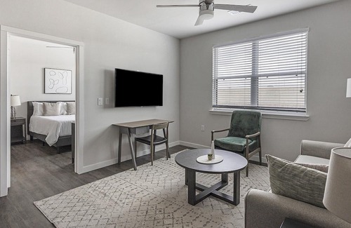 Spring Branch East Apartamento | Modern Apartment in Prime Location (ID1403X426)