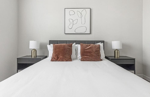 Spring Branch East Apartamento | Modern Apartment in Prime Location (ID1403X426)